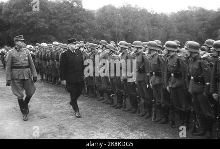 Oslo Oktober 1942. Die norwegische Legion mit Parade beim Palastpräsidenten Vidkun Quisling (in schwarz). Foto: NTB *** das Foto wurde nicht verarbeitet ***** Stockfoto