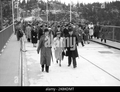 Svinesund 19460615. Die Svinesundbrücke in Halden zwischen Norwegen und Schweden wird von König Haakon und Kronprinz Gustav Adolf inmitten der 420 Meter langen Brücke eröffnet. Nach der Eröffnungszeremonie gingen die königlichen Brückenöffner auf die schwedische Seite der Brücke. Hier sehen wir Kronprinz Gustaf Adolf von Schweden, der 1950 König wurde, und Kronprinzessin Louise, die von schwedischer Seite stammt. In Strømstad gab es ein großes Abendessen. Foto: Thorbjørn Skotaam / Aktuelles Archiv / NTB Stockfoto