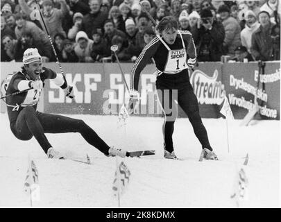 Oslo 19820225 World Cup, 4 x 10 Kilometer Staffel für Männer. (Letzte Stufe, - die Staffelstufe, als Oddvar Brå den Stock brach.) Oddvar Brå (TV) und Alexander Savjalov (UdSSR) gehen gleichermaßen über Ziele. Lange Studien des Zielfotos endeten mit doppeltem Gold, für den Sowjet und Norwegen. Foto: NTB / NTB Bild 2 von 4 Stockfoto