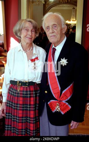 Oslo 19910920. Das Ehepaar Helge und Anne Stine Ingstad wurde mit einem großen Kreuz und Kommandant des Ordens von St. Olav geschmückt. Sie erhalten die Auszeichnungen für ihre Bemühungen in der archäologischen Forschung. Foto: Terje Bendiksby NTB / NTB Stockfoto