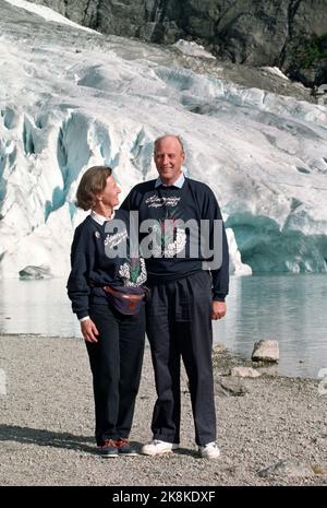 Westnorwegen, 199308: Silberkreuzfahrt. Ausflug nach Westland. Das norwegische Königspaar, Königin Sonja und König Harald, organisieren anlässlich ihrer Silberhochzeit Kreuzfahrten in Westnorwegen. Bild: Stryn. Der königliche Anhänger vor dem Briksdalsbreen. Hier fotografierte die silberne Braue, Königin Sonja und König Harald zusammen vor dem Gletscher. Foto: Bjørn Sigurdsøn Stockfoto