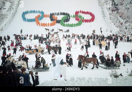 Lillehammer. Olympische Spiele 1994. Die Olympischen Winterspiele am Lillehammer 1994 sind im Gange. Die Eröffnungszeremonie hat begonnen. Die olympischen Ringe werden in der Lysgårdsbakkene gebildet. Pferde mit Schlitten in der Zeremonie. Foto: Bjørn Sigurdsøn / NTB die Olympischen Winterspiele am Lillehammer 1994 haben begonnen. Bild aus der Eröffnungsfeier Stockfoto