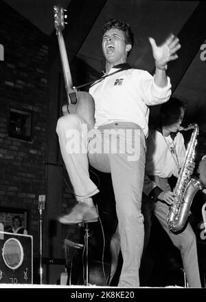 Oslo 19580820 Nordic Rock Wettbewerb im Jordal Amfi in Oslo. Rockmusiker traten vor einem großen und begeisterten Publikum gegeneinander an. Hier der dänische Teilnehmer James alias Flemming Rasmussen in Aktion mit Gitarre. Foto: Jan Nordby / NTB / NTB Stockfoto