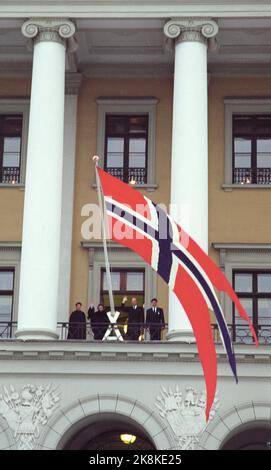 Oslo 19910130. Die königliche Familie begrüßt die Menschen zum ersten Mal nach der Beerdigung von König Olav vom Burgbalkon aus. Zum Beispiel Prinzessin Märtha, Königin Sonja, König Harald und Prinz Haakon Magnus, die zu den Menschen winkt. Norwegische Flagge. Foto: Agnte Brown NTB / NTB Stockfoto