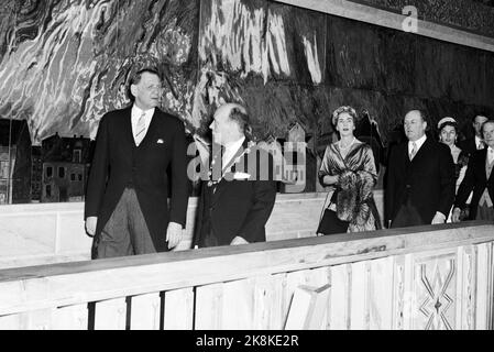 Oslo 196002. Königin Ingrid und König Frederik von Dänemark bei einem offiziellen Besuch in Norwegen. Hier auf einer Führung durch das Rathaus von Oslo zusammen mit dem Bürgermeister Brynjulf ​​Bull (t.h.) König Frederik, Königin Ingrid und König Olav. Foto: NTB Archive / NTB Stockfoto