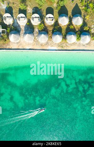 Luftaufnahme mit Drohne von fantastischen touristischen Resort, Sansibar, Tansania, Afrika Stockfoto