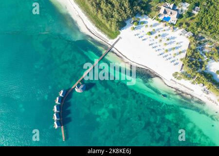 Luftaufnahme mit Drohne von fantastischen touristischen Resort, Sansibar, Tansania, Afrika Stockfoto