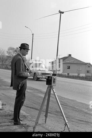 1969-05-12 "die Polizei versucht neue Straßen". Makan zur Beherrschung des Beschleunigers wurde auf den Straßen in Vestfold noch nie registriert. Aber dann war auch die großräumige Kontrolle der Polizei, die Operation Sample County genannt wurde, sowohl in der lokalen als auch in der Hauptpresse gründlich im Voraus. Tor Hvarnes von der Funklärmkontrolle in Telemark berichtete im Walkie-Talkien sofort, dass das Messgerät Geräusche oberhalb einer bestimmten Grenze aufzeichnete. Ergebnis: Die Polizei stoppte das Auto ein paar hundert Meter entfernt. Ein Volvo fährt vorbei. Foto: Aage Storløkken / Aktuell / NTB Stockfoto