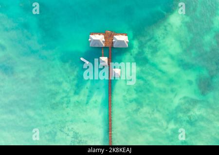 Luftaufnahme mit Drohne von fantastischen touristischen Resort, Sansibar, Tansania, Afrika Stockfoto