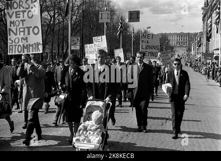 Oslo 19640501 1. Mai Demonstration in Oslo. Mai 1 der Zug auf dem Weg zum Karl Johans Tor. Plakat mit dem Text "Norwegisches Veto gegen die NATO als Atompulver" Foto: NTB / NTB Stockfoto