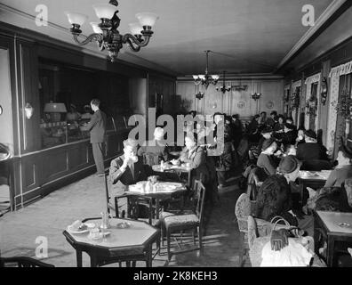 Oslo 19530201 Interieur aus Møllhausen Konditori im Karl Johans Tor. Kunden an der Theke im Hintergrund, Menschen genießen kleine Tische im Vordergrund. Foto: NTB / NTB Stockfoto