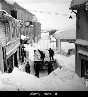 Kragerø 19540320. Südnorwegen steht kurz vor dem Erwürgen durch Schnee. Im Februar kippte der Schnee 23 Tage lang Tag und Nacht. Straßen waren blockiert, Züge schneiten hinein, Autos verschwanden unter den Schneemassen, an vielen Stellen fast nur der Schornstein, der über den Häusern hing. Hier versucht die Bevölkerung, die Straßen mit einem LKW für Schnee zu räumen. Foto: Aage Storløkken / Aktuell / NTB Stockfoto