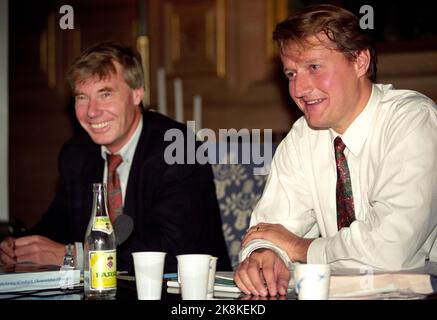 Oslo 19930929. Der Vorsitzende des Stadtrates von Oslo, Rune Gerhardsen (v.v.) und die Finanzagentur Rune Bjerke stellten heute im Rathaus das Budget für 1994 vor. Foto: Johnny Syversen / Scanfoto / NTB Stockfoto