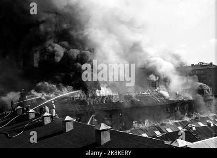 Oslo 19710820 Millionen Brände in Rädern Veveri. Die alten Fabrikgebäude, in denen sich jetzt eine Reihe kleiner Unternehmen befanden, wurden durch einen Brand vollständig beschädigt. Es gab auch eine große Rauchentwicklung. Hier Feuerwehrleute mit Löschschläuchen auf dem Dach des Nachbargebäudes. Foto: NTB / NTB Stockfoto