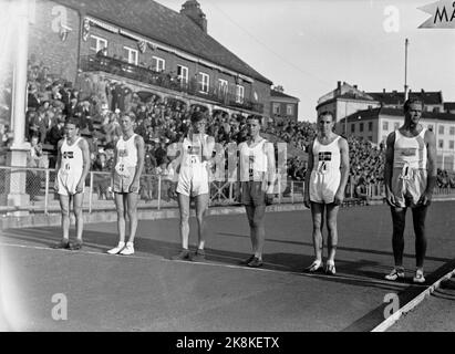 Oslo 19370926. Landspiel im Rennen zwischen Norwegen und Schweden in Bislett, wo Edgar Bruun drei Weltrekorde auf 3000, 5000 und 10.000 Metern aufgestellt hat. Hier am Anfang Edgar Bruun mit # 4 auf der Brust. Nr. 3 ist Åke Rundløf (wurde Nr. 2) und Nr. 1 ist John (Mix) Mikaelsson, der Nr. 3 wurde. Nr. 5 ist wahrscheinlich Fridtjof Ekholt, und Nr. 6 wahrscheinlich John Syrstad. (Die letzten beiden könnten das Gegenteil sein) Foto: NTB. Stockfoto