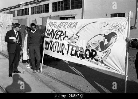 Oslo Juni 1963: Im April 1963 verabschiedete das parlament in Südafrika neue drastische Apartheid-Gesetze, die die Kluft zwischen farbigen und weißen Rechten noch größer machten. Es kam zu Demonstrationen gegen das Regime auf der ganzen Welt, mit Forderungen nach Boykott südafrikanischer Waren. Hier ist die Demonstration gegen Frachtschiff am Kai in Oslo. Demonstranten mit Transparenz. Texte auf dem Plakat: Südafrika, Sklaverei, Diktatur, Terror. Der südafrikanische Student Freddy Reddy hält die Transparenz. Foto: Storløkken / currentl / NTB Stockfoto