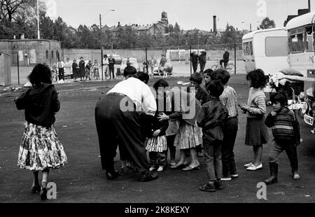 Oslo Juni 1968 Fast einhundert Zigeuner kamen im Frühjahr 1968 nach Oslo. Sie erhielten einen Platz auf dem Gasplot in Oslo East. Jeden Tag gibt es Menschen, die sie anschauen wollen. Foto: Sverre A. Børretzen / Aktuell / NTB Stockfoto