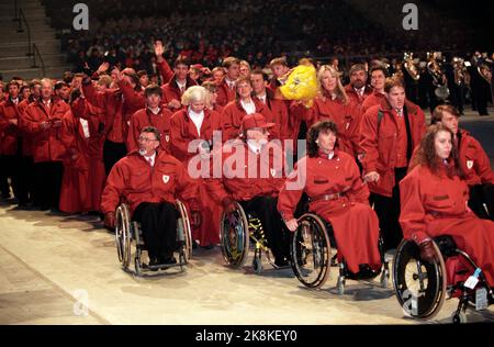 Lillehammer 19940319 Paralympics-94 / Olympische Spiele für Behinderte / Behindertensport. Abschlusszeremonie. Die norwegische Mannschaft auf dem Weg zur Abschlussfeier. Foto: Aleksander Nordahl / NTB / NTB Stockfoto