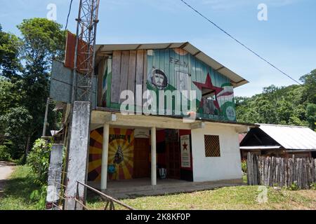 Rathaus für die Volksregierung in Cascadas Roberto Barrios, Chiapas, Mexiko. Slogans und Graffiti für EZLN (Zapatistische Armee der Nationalen Befreiung) Stockfoto