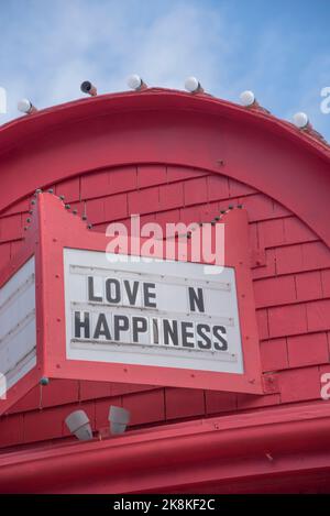 Love n Happiness, Little Red Convenience Store in Provincetown, Cape Cod, Massachusetts Stockfoto