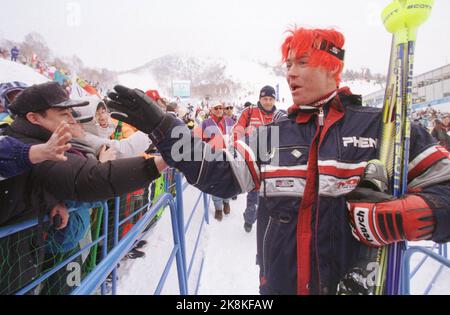 Olympic Nagano 199802: Alpin, Slalom, Männer. Der Olympiasieger im Abfahrtslauf, Hans-Petter Buraas, wird von japanischen Zuschauern begleitet. Scan-Foto: Tor Richardsen Stockfoto