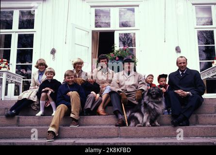 Oslo 1978-05-10: König Olav mit der Familie in Bygdøy Kongsgård. König Olav in Bygdøy Kongsgård zusammen mit einigen seiner Kinder und Enkelkinder, 10. Mai 1978. Der Enkel des Königs war bei seinem Großvater sehr willkommen. Hier ist ein Teil der Familie, die sich auf der Treppe von Bygdøy Kongsgård versammelt hat. Aus V: Ferner Kinder; Benedikte, Elisabeth, Alexander, Cathrine und Carl-Christian, Prinzessin AstridFrau Ferner, König Olav, Prinzessin Märtha Louise, Prinz Haakon Magnus und Kronprinz Harald sowie der Königshund Sharme. Foto: Bjørn Sigurdsøn / NTB Stockfoto