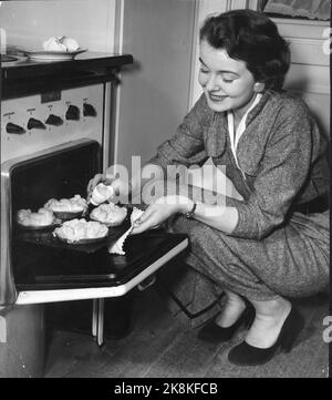 Oslo 19550209 'Mr. And Mrs. Lykke' Illustration Fotos zum Artikel über die glückliche Ehe, fotografiert von NTB im Februar 1955. Hier kocht Frau Lykke auf dem Herd. Foto: NTB / NTB das Modell heißt Ellinor Øygard, oft 'Bibba' genannt. Stockfoto