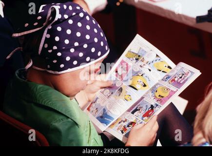 Kongsberg 19770904: Prinzessin Märtha Louise - in blauer Aufnahme mit Punkten - fotografiert bei den Donald Duck Games 1977. Hier liest die Prinzessin einen Donald Duck Blad. NTB Stockfoto: Nils Maudal / NTB Stockfoto