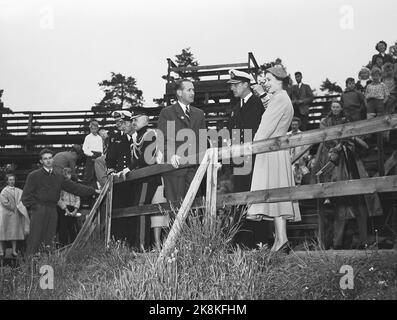 Oslo 19550624. Königin Elisabeth II. Bei einem Staatsbesuch in Norwegen. Königin Elizabeth besucht mit ihrem Mann Prinz Philip den Holmenkollen. Hier sehen wir Einar Bergsland, das sie um den Sprunghügel zeigt. Foto: NTB Archive / NTB Stockfoto