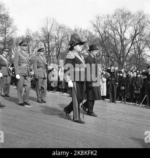 Oslo 1954-04-21 Begräbnis der Kronprinzessin Märtha. Kronprinz Olav und Prinz Harald folgen der Bahre. Olav in Uniform, Harald in Mantel und Hut. Die beiden zusammen. Foto: NTB / NTB Stockfoto