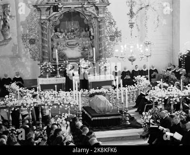 Oslo 1954-04-21 Begräbnis der Kronprinzessin Märtha. Die Feierlichkeit der Kathedrale. Der Rektor Arne Fjellberg und Bischof Johannes Smemo sprachen. Foto: NTB / NTB Stockfoto