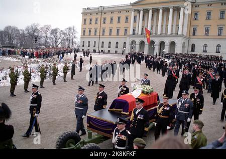 Oslo 19910130. Beerdigung von König Olav V. Von der Prozession mit der Bahre von König Olav, die von einem Militärfahrzeug vom Schloss zur Kathedrale von Oslo gezogen wurde. Foto: Jens Kvale / NTB Stockfoto