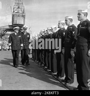 Oslo 19580826 König Olav Inpusses die U-Boot-Besatzung zusammen mit dem Kommandanten des Schiffes Commander James Calvert (38) auf dem amerikanischen Atom-U-Boot Skate. Foto: NTB Stockfoto