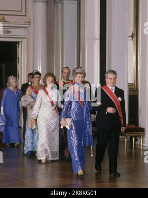 Oslo19801113. Der rumänische Präsident Nicolae Ceausescu und Frau Elena zu einem offiziellen Besuch in Norwegen. Hier aus dem gallamen Schwamm am Schloss. Erste Serie von Präsident Ceausescu, der Kronprinzessin Sonja in blauem Kleid mit Diadem begleitet. Hinter König Olav und der stellvertretenden Premierministerin Elena Ceausescu, Kronprinz Harald und Prinzessin Aestr. Foto: Henrik Laurvik / NTB Stockfoto