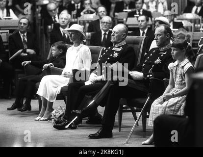 Oslo 19800607: Prinz Haakon Magnus (6) erster Repräsentationsauftrag: Zum ersten Mal im Storting anwesend waren drei Generationen der königlichen Familie während der Feier des 75.. Jahrestages der Auflösung der Union im Storting. Von links Prinz Haakon Magnus, Kronprinzessin Sonja und Kronprinz Harald und Prinzessin Märtha Louise. NTB Stock Photo: Knut Odrås / NTB Stockfoto