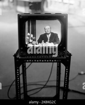 Oslo 19600820: NRK Television startete seine Sendungen am 20. August 1960. King Olav eröffnet die erste Sendung von NRK Television. Hier wird die Rede des Königs auf einem Monitor / Bildschirm im Studio gezeigt. Foto: Aaserud / Aktuell / NTB Stockfoto