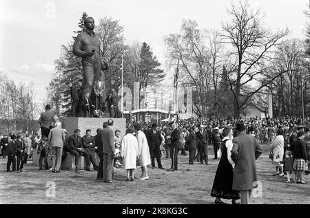 Eidsvoll 19640517 Eine besondere Feier am 17. Mai in Eidsvoll anlässlich des 150.. Jahrestages der Verfassung. Das Leben der Menschen. Statue von Henrik Wergeland. Foto: NTB / NTB Stockfoto