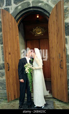 Bergen. Sissel Kyrkjebø und Eddie Skoller nach der Hochzeit. Kuss auf der Kirchentreppe. Foto; Aleksander Nordahl / NTB Stockfoto