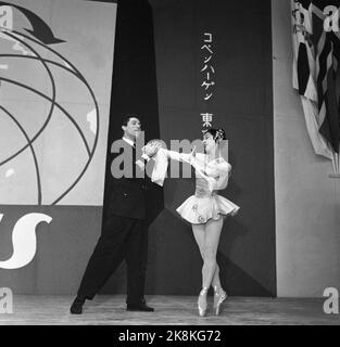 Kopenhagen, Dänemark 19570224 SAS schreibt Fluggeschichte, indem sie die weltweit erste Flugroute über den geografischen Nordpol eröffnet. Der dänische Opernball war dabei und markierte die Eröffnung mit einem speziell gefertigten Ballett. Hier sind zwei der Tänzer in Aktion, einer als Geisha gekleidet, der andere als Flugkapitän. Foto: NTB / NTB Stockfoto