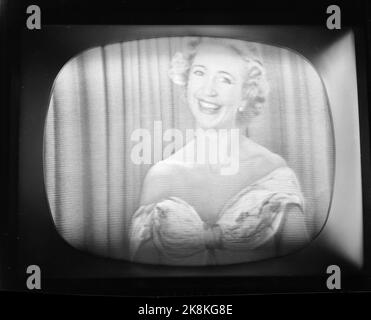 Oslo 19580413 die erste Woche regelmäßiger Testsendungen im Fernsehen von NRK beginnt. Hier Schauspielerin Wenche Foss in Kåseri und die Lesesendung 'Prinz Paris und der Apfel' (fotografierter Fernsehbildschirm). Foto: Børretzen / Aktuell / NTB Stockfoto