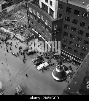 Oslo 19500424. Bau des Osloer Rathauses. Die Rathausuhren sind an Ort und Stelle gehisst. Interessierte Zuschauer haben sich auf dem Platz hinter dem Rathaus versammelt, um zu beobachten, wie die riesigen Uhren angehoben werden. Hier Übersicht aus dem Prozess. Foto: NTB / NTB Stockfoto