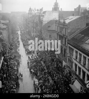 19450517: Mai 17 Feier Oslo 1945. Der strömende Regen dämpfte die Feierlichkeiten während der ersten Feier des Nationaltages nach dem Krieg nicht. Überraschend vom 17. Mai der Zug bei Karl Johan. Das Schloss ist im Hintergrund zu sehen. Norwegische Flaggen Th. Auf dem Bild. Foto: NTB / NTB Stockfoto