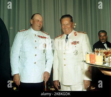 Belgrad, Jugoslawien September 1966. König Olav bei einem offiziellen Besuch in Jugoslawien. Hier mit Präsident Josip Broz Tito (t.h.). Der König trägt eine weiße Uniformjacke. NTB-Archivfoto / ntb Stockfoto