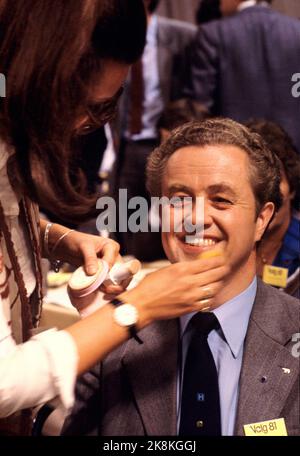 Oslo 19810915. Ein lächelnder Lars Roar Langslet (H) wird vor der Übertragung in NRK während der Parlamentswahlen 1981 gebildet. Foto: NTB / NTB Stockfoto