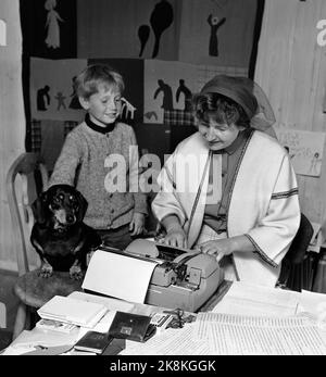 Oslo 19660606 Autorin Anne-Cath. Vestly, bei der Schreibmaschine, wo sie ihre bekannten Kinderbücher schreibt. Hier mit einem Kind, wahrscheinlich dem Sohn und einem Hund, der dem Ofenrohr in ihren Büchern sehr ähnlich ist. Foto: NTB / NTB Stockfoto