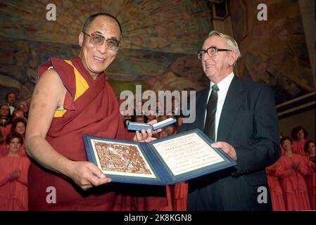 Oslo 198912: Friedensnobelpreis 1989 an den Dalai Lama. Der Nobelpreis im Rathaus von Oslo. Das Bild: Der Dalai Lama erhält das Nobelmedaillon und das Diplom des Vorsitzenden des Nobelkomitees, Egil Aarvik. Foto: Eystein Hanssen Stockfoto