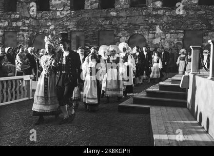 Bergen im Frühjahr 1953. Die ersten Festivalspiele. Ein großer Brautpaar, der von Fana nach Bergenhus Fesning ging, war ein festliches Fest. Das Brautpaar wurde von Brynhild Møllerup und Lars Flesland gespielt. Die Brautkrone stammt aus dem Jahr 1792, ein prächtiges Stück Silberarbeit. Foto: Ewoos Christensen / Current / NTB. Stockfoto