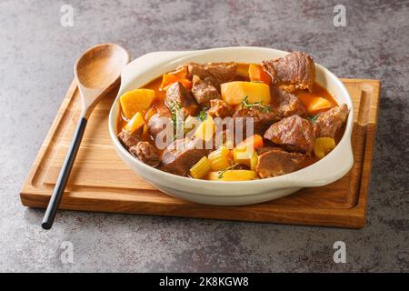 Traditioneller irischer Eintopf mit lammigem Lamm, süßem Wurzelgemüse und unwiderstehlich reicher Brühe in der Kanne auf dem Tisch. Horizontal Stockfoto