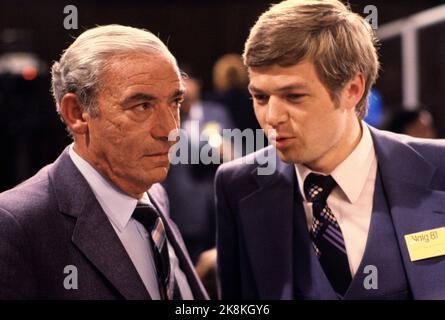 Oslo 19810915. Der Politiker Jo Benkow (H) zusammen mit Kjell Magne Bondevik (KRF) t.h.) bei der Wahlbeobachtung in der NRK während der Parlamentswahlen 1981. Foto: NTB / NTB Stockfoto