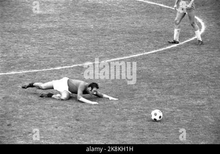 Oslo 19700919 ein Veteran und ein Debütant Fußball zwischen Norwegen - Schweden 2-4 im Ullevaal Stadium. 45 Minuten lang wussten etwas mehr als 12.000 Zuschauer und elf Fußballspieler, dass es sich gegen den Sieg in Ullevaal halten konnte. In der zweiten Hälfte kam der Regen - und die Schweden. Es sah fast so aus, als hätten die Norweger vergessen, dass es zwei Runden in einem Fußballspiel gibt. Der Norweger Olav Nilsen feierte ein Comeback in der Nationalmannschaft. Er spielte gut in einem Spiel. Foto: Aage Storløkken, Sverre A. Børretzen / Aktuell / NTB Stockfoto